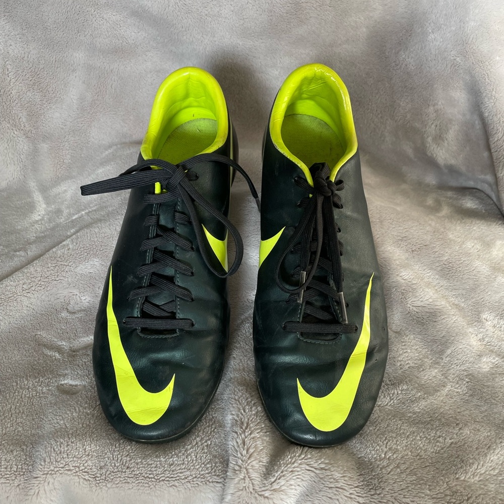 Nike Black and Green Athletic Shoes for Performance